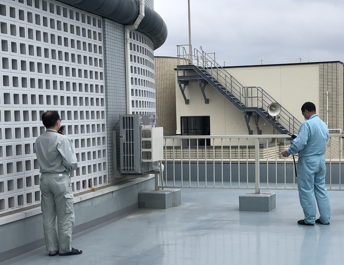 海淡センター屋上で無線機による連絡確認