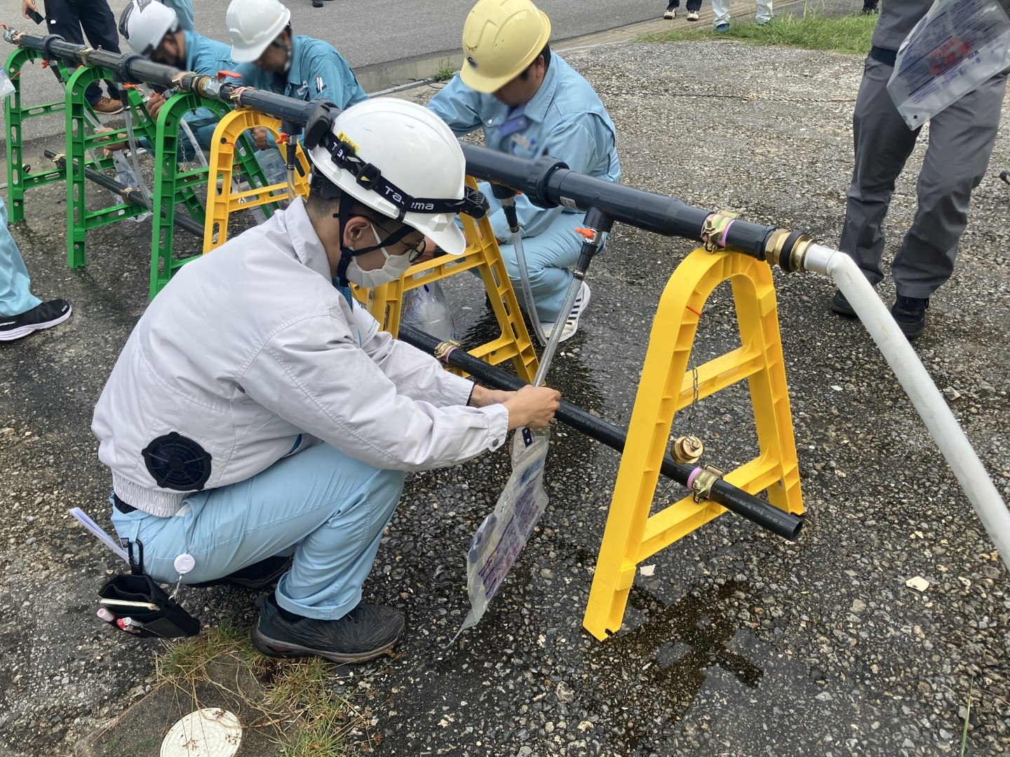 非常用給水バッグへの給水している写真