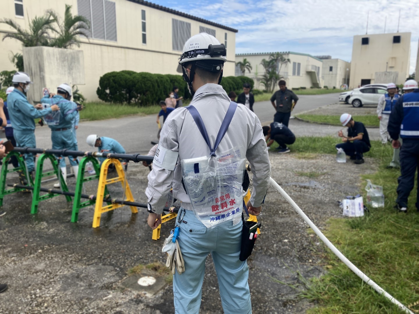 非常用給水バッグを背負った人の写真
