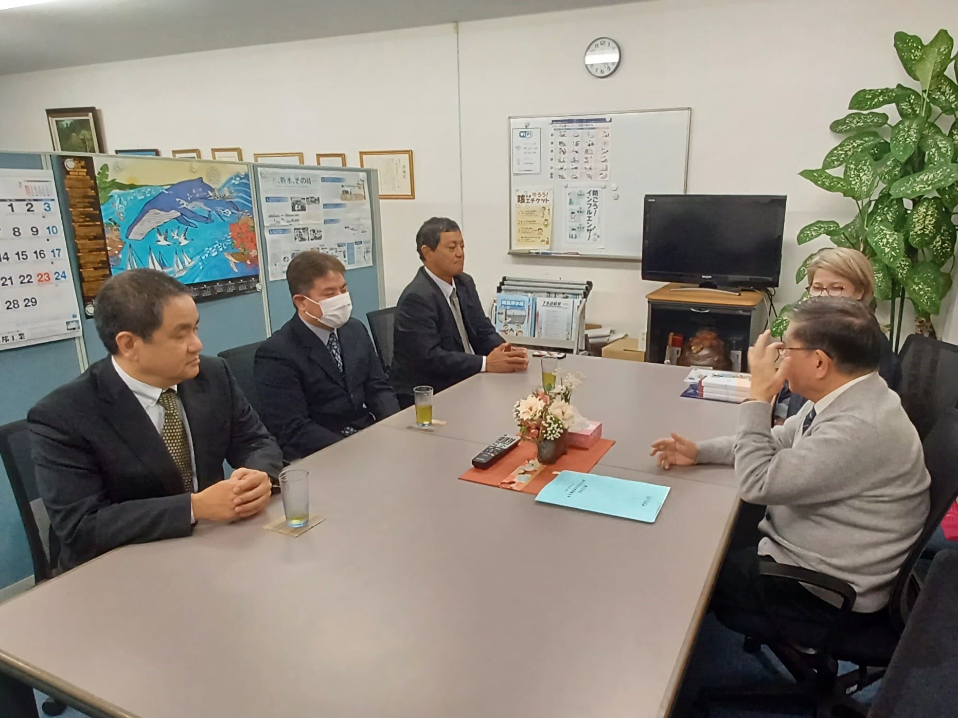 弊社社員3名と取締役2名が話し合う写真